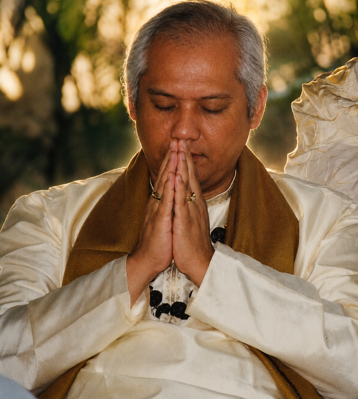 Maestro de Pranic Healing en meditación